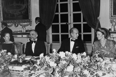 Valéry et Anne-Aymone Giscard d&#039;Estaing avec le roi Hussein de Jordanie et la reine Noor, le 11 décembre 1978