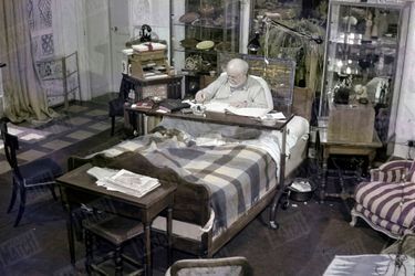 « Matisse ne quitte plus son lit, situé au centre de sa chambre. Il travaille sur une table roulante et réglable. À portée de main : sa bibliothèque tournante. » - Paris Match n°59, 6 mai 1950