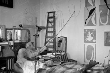 « On voit naître en six images, au bout du fusain de Matisse, le visage de sainte Madeleine crayonné à distance sans une retouche.» - Paris Match n°59, 6 mai 1950