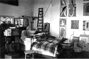 «Avec un fusain au bout d’une perche, Matisse, sans quitter son lit, dessine sur le mur de sa chambre les personnages de ses fresques.» - Paris Match n°59, 6 mai 1950
