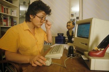 Josiane Balasko devant son ordinateur, le 14 mars 1985.