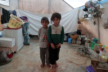 Jumana et Farhan al-Alyawi, des déplacés de 8 ans de l'est d'Idlib, pose dans leur tente près de la frontière turque, en Syrie.