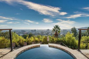 La villa de Zac Efron à Los Angeles, située à Los Feliz, a été mise en vente pour 5,9 millions de dollars 