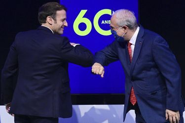 Lundi 14 décembre, au siège de l'OCDE à Paris, Emmanuel Macron salue le secrétaire général de l'organisation, Angel Gurria.