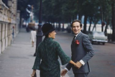 Jeanne Moreau présente dans Match la mode Cardin 1964. Ici, avec le couturier, son compagnon. 