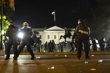 Des policiers postés devant la Maison-Blanche 