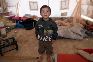 Mahmoud al-Basha, 3 ans, est un enfant déplacé syrien. Il pose depuis une tente du camp d'Athmeh, en Syrie, près de la frontière turque. 