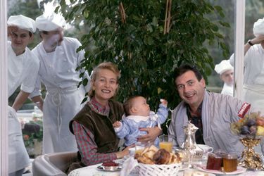 « Marc Meneau et son épouse Françoise avec leur bébé dans leur restaurant de Saint-Père-sous-Vézelay.» - Paris Match n°1956, 21 novembre 1986