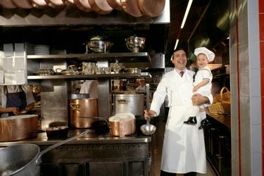 « Dans les cuisines de son restaurant L&#039;Espérance, à Vézelay, Marc Meneau et son fils Pierre. &quot;Il a plus de chances de devenir cuisinier qu&#039;astronaute!&quot;, dit son père. » - Paris Match n°2032, 6 mai 1988