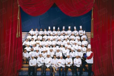 En 1984, une soixantaine de chefs réunis pour honorer Bernard Loiseau, Grand Prix Hachette des cuisiniers. Au premier rang, à gauche, entre Joël Robuchon et Paul Bocuse, Marc Meneau. 