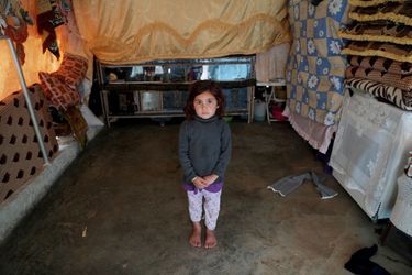 Maysaa Mahmoud, 5 ans, a grandi dans la campagne près de Homs. Elle vit dans cette tente du camp d'Athmeh, en Syrie, près de la frontière turque.