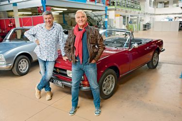 Michel Fugain (re)découvre les charmes du cabriolet Peugeot 504 au côté de François Allain, animateur de l’émission.