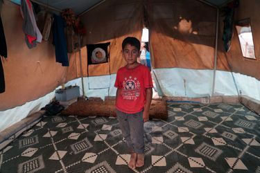 Mohamed Abdallah, un garçon syrien de 7 ans de Jabal al-Zawiya, au sud d'Idlib, vit dans le camp d'Athmeh, près de la fronière turque. 