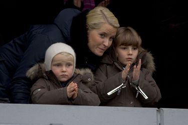 Le prince Sverre Magnus de Norvège avec sa mère et sa soeur, le 8 novembre 2009