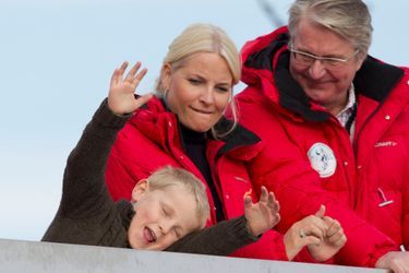 Le prince Sverre Magnus de Norvège avec sa mère, le 11 mars 2012