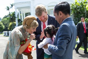 La reine Maxima et le roi Willem-Alexander des Pays-Bas avec le président indonésien Joko Widodo et sa petite-fille à Jakarta, le 10 mars 2020