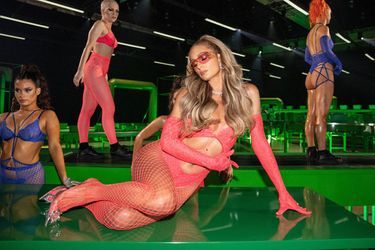 Paris Hilton défile pour la marque de lingerie de Rihanna Savage x Fenty, octobre 2020
