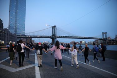 En marge de manifestations pacifistes, des pillages ont poussé le maire de New York à prolonger le couvre-feu dans la ville qui ne dort jamais. 