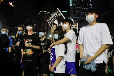 Pour la première fois en 30 ans, la police n&#039;avait pas autorisé le traditionnel hommage aux victimes qui se tient chaque année dans le Parc Victoria, en invoquant les restrictions liées au coronavirus. Cela n&#039;a pas empêché des milliers de Hongkongais de se rendre dans la rue. 