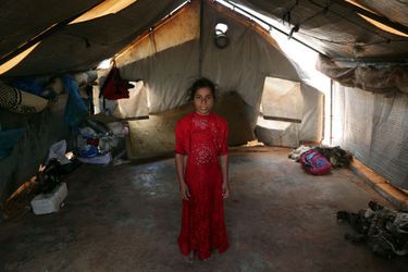 Ranim Barakat, 9 ans, vient de la campagne près de Hama. Elle pose dans la tente de sa famille dans le camps d'Athmeh en Syrie, près de la frontière turque. 
