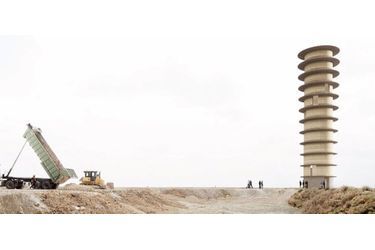 Ce belvédère de 12 niveaux et 36 mètres de hauteur, construit en 2019 avec une terre crue issue des déblais de chantiers franciliens et signé par Joly & Loiret, vise à montrer la solidité du matériau.