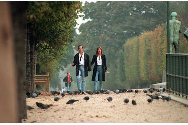 Melanie Griffith et Antonio Banderas, promenade dans Paris en octobre 1995.