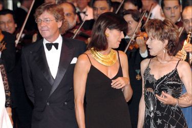 Elizabeth-Ann de Massy avec sa cousine la princesse Caroline de Monaco et le mari de celle-ci le prince Ernst August de Hanovre, le 6 août 2004