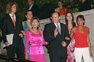 Elizabeth-Ann de Massy avec le prince Albert II de Monaco, la princesse Stéphanie, Pierre et Charlotte Casiraghi, le 17 juillet 2005