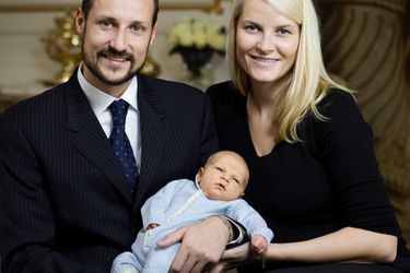 Le prince Sverre Magnus de Norvège avec ses parents la princesse Mette-Marit et le prince Haakon, le 8 décembre 2005