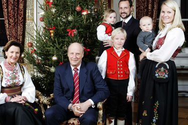 Le prince Sverre Magnus de Norvège avec ses parents, ses grands-parents, sa soeur et son demi-frère, le 20 décembre 2006