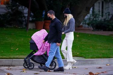 Sophie Turner et Joe Jonas se promènent avec leur fille Willa à Los Angeles le 26 novembre 2020