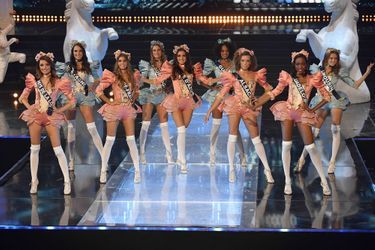 Les prétendantes au titre de Miss France 2021 défilent sur scène au Puy du Fou