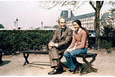 Valéry Giscard d'Estaing avec sa fille Jacinte sur un banc du Jardin du Carrousel, au Louvre, en avril 1974. Une photo de cette même série sera utilisée par le candidat pour sa campagne présidentielle.