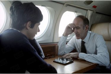 Valéry Giscard d'Estaing joue aux échecs avec l'un de ses fils, en avion lors de sa campagne présidentielle, en mai 1974.