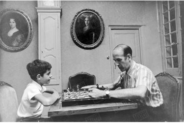 Valéry Giscard d'Estaing joue aux échecs avec son fils Henri, 10 ans, dans la maison familiale de Chanonat, dans le Puy-de-Dôme, en août 1967.