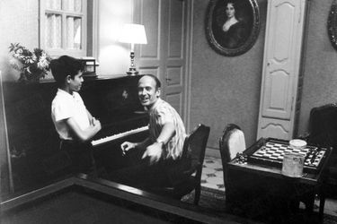Valéry Giscard d'Estaing joue Bach et Haendel au piano pour son fils Henri, 10 ans, dans la maison familiale de Chanonat, dans le Puy-de-Dôme, en août 1967.