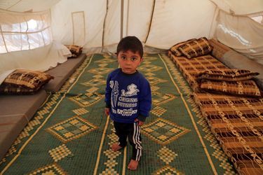 Walid al-Khaled, un enfant syrien de deux ans déplacé depuis Alep. Il pose dans une tente du camp d'Athmeh, près de la frontière turque, le 19 juin 2020.