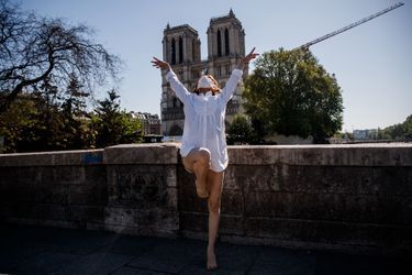 Yara al-Hasbani, danseuse et chorégraphe syrienne de 26 ans, a posé seule devant des monuments et musées de Paris.