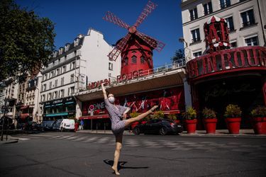 Yara al-Hasbani, danseuse et chorégraphe syrienne de 26 ans, a posé seule devant des monuments et musées de Paris.