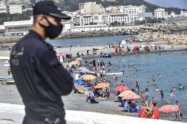 Les Algériens ont retrouvé samedi les plaisirs de la plage et du café, et les fidèles leurs mosquées, après cinq mois de confinement à cause du nouveau coronavirus.