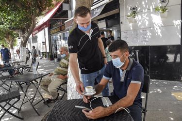 Les Algériens ont retrouvé samedi les plaisirs de la plage et du café, et les fidèles leurs mosquées, après cinq mois de confinement à cause du nouveau coronavirus.
