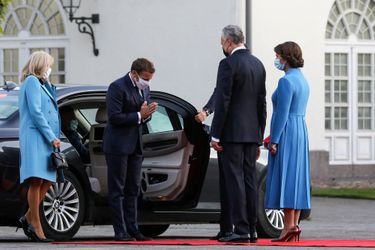 Emmanuel et Brigitte Macron rencontrent le président lituanien Gitanas Nauseda et son épouse Diana Nausediene , au palais présidentiel de Vilnius, lundi.  