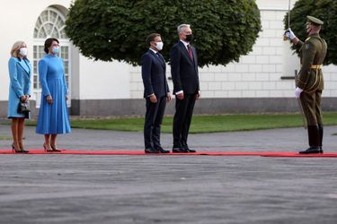 Emmanuel et Brigitte Macron rencontrent le président lituanien Gitanas Nauseda et son épouse Diana Nausediene , au palais présidentiel de Vilnius, lundi.  