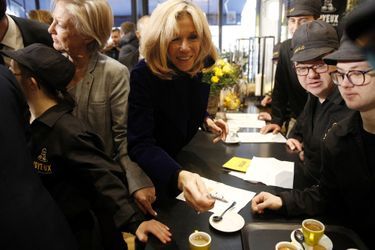 Brigitte Macron a inauguré lundi sur les Champs Elysées le Café Joyeux. 
