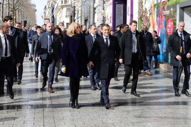 Après cette visite, Emmanuel Macron et son épouse Brigitte ont descendu à pied une partie des Champs Elysées.