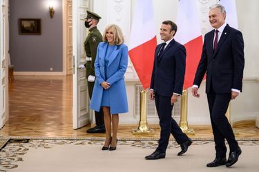 Emmanuel et Brigitte Macron rencontrent le président lituanien Gitanas Nauseda, au palais présidentiel de Vilnius, lundi.  