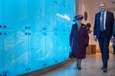 La reine Elizabeth II, dans un look prune, au siège du MI5 à Londres le 25 février 2020