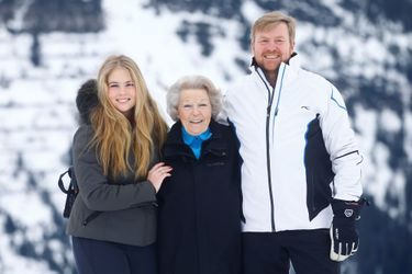 La princesse Catharina-Amalia des Pays-Bas avec sa grand-mère l&#039;ex-reine Beatrix et son père le roi Willem-Alexander à Lech en Autriche, le 25 février 2019