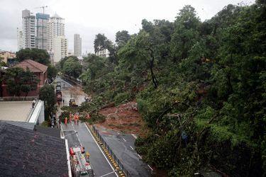 Des pompiers en intervention sur une route après des inondations et un glissement de terrain à Mumbai en Inde le 6 août 2020