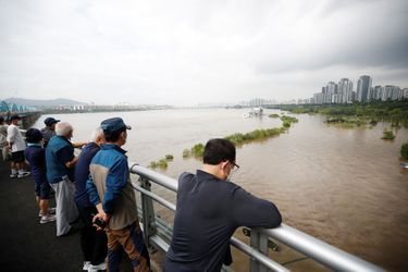 Des habitants de Séoul en Corée du Sud constatent les dégâts après des inondations le 6 août 2020